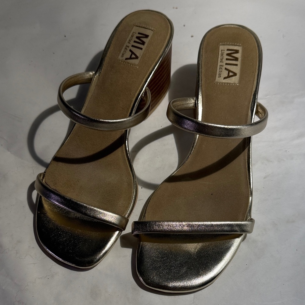 Used MIA Women's Isabeli Metallic Wedges sz 8.5